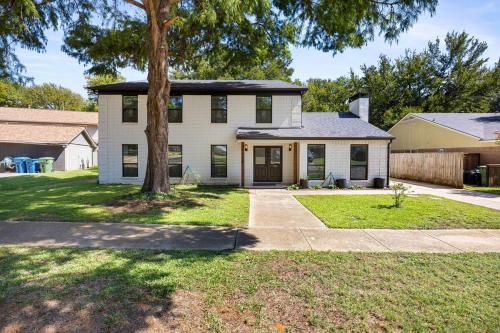 New! Flower Mound Home with Pool and Firepit in Flower Mound