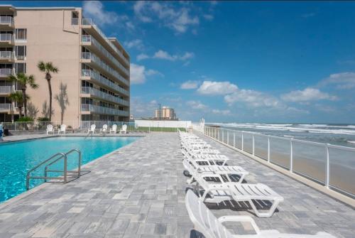 Ocean View Studio Condo W Direct Beach Access Private Balcony Heated Pool - Daytona Beach, FL