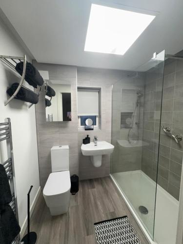 ห้องน้ำ, Premium Village Stay near Train & Loch in เร็นเฟรนไชร์