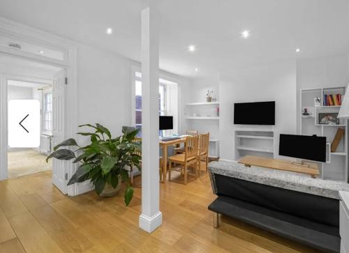Prime Apartment in Hyde Park with patio in Greater London