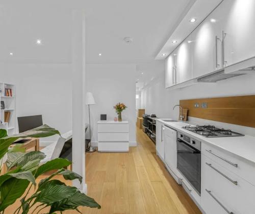 Prime Apartment in Hyde Park with patio in Greater London