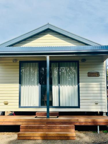 River foreshore Cabin in Bridgewater on Loddon