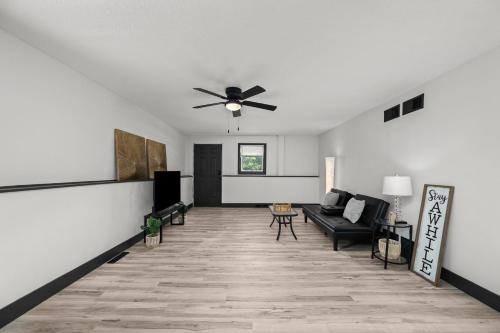 Stylish 3BR 2BA Getaway for 8 in Rock Island