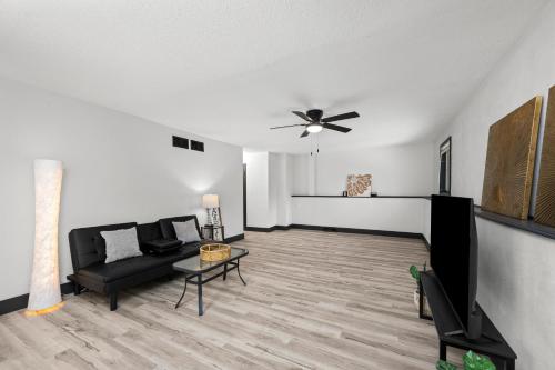 Stylish 3BR 2BA Getaway for 8 in Rock Island