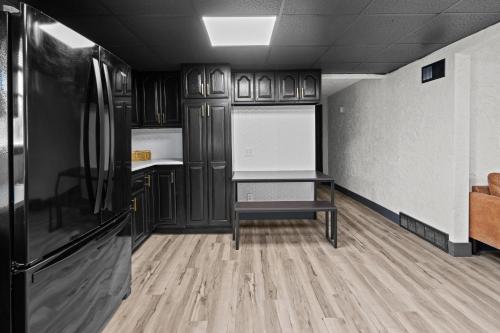 Stylish 3BR 2BA Getaway for 8 in Rock Island