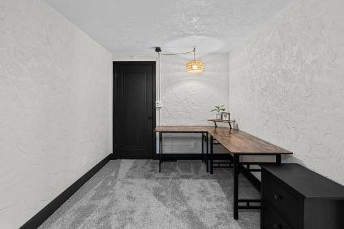 Stylish 3BR 2BA Getaway for 8 in Rock Island