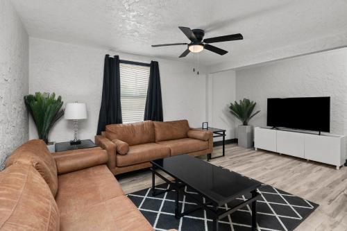 Stylish 3BR 2BA Getaway for 8 in Rock Island