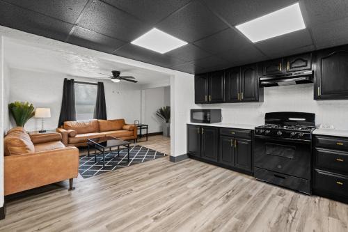Stylish 3BR 2BA Getaway for 8 in Rock Island