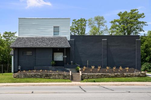 Stylish 3BR 2BA Getaway for 8 in Rock Island