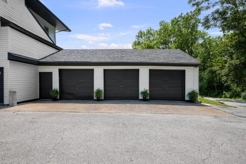 Stylish 3BR 2BA Getaway for 8 in Rock Island