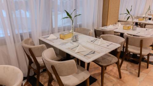 مطعم, فندق سبال الماسي الإشراق سابقا -sebal almasi hotel (فندق سبال الماسي الإشراق سابقا -sebal almasi hotel) in المدينة المنورة