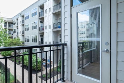 Central 1-BR Condo Assembly Row Gym & Pool Sleep 5 in ซอเมอร์วิล (MA)