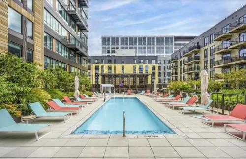 Central 1-BR Condo Assembly Row Gym & Pool Sleep 5 in ซอเมอร์วิล (MA)