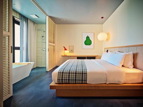 room detail thumbnail 1