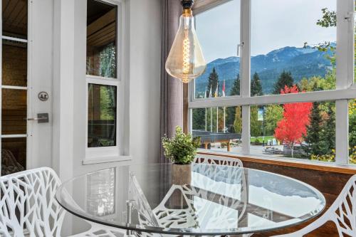 1BR and Den in Marketplace Lodge Village Location Mountain Views Gas Fireplace Parking - image 4