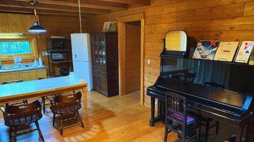 伊豆の高台に佇むログハウスの貸別荘 #一棟貸切 #グループや家族旅行におすすめ #広々リビング #BBQグリル付 #満点の星空 #大室山を眺める #桜並木通り近く #伊東市 #伊豆高原 #kazamichi