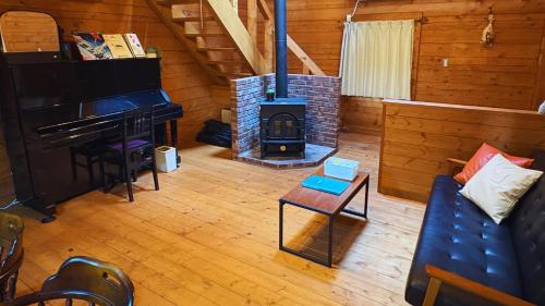 伊豆の高台に佇むログハウスの貸別荘 #一棟貸切 #グループや家族旅行におすすめ #広々リビング #BBQグリル付 #満点の星空 #大室山を眺める #桜並木通り近く #伊東市 #伊豆高原 #kazamichi