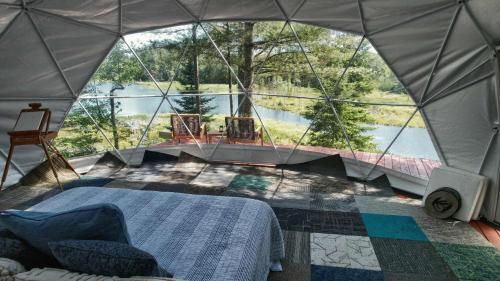 Serenity Point Dome - Romantic Glamping Escape on a Private Pond in Old Forge (NY)