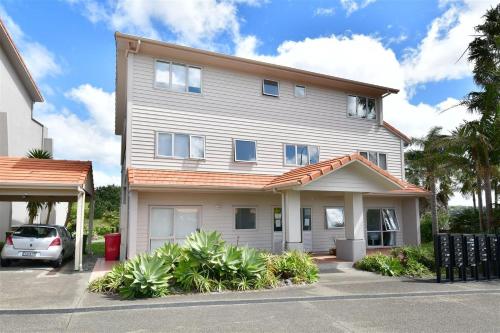 Scenic Coastal Gem with Pool, Tennis, Securely Gated – khách sạn tại Manly / Whangaparaoa