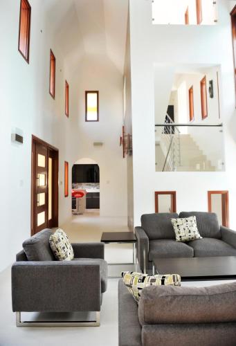 ห้องส่วนกลางสำหรับนั่งเล่น/ดูทีวี, ONE LUXE JAMAICA VILLA with private pool, modern interior and secluded in โอโค ริโอส