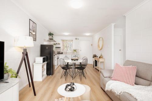 Konyha, Sunny Stay Near Flinders & CBD in Clovelly Park
