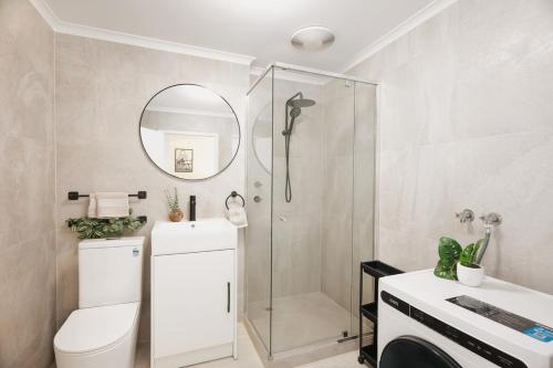 Zuhanyzó, Sunny Stay Near Flinders & CBD in Clovelly Park