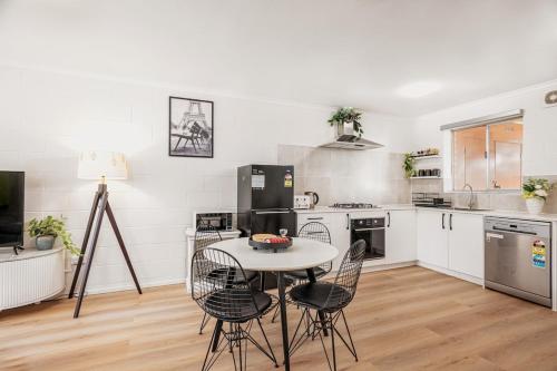 Konyha, Sunny Stay Near Flinders & CBD in Clovelly Park