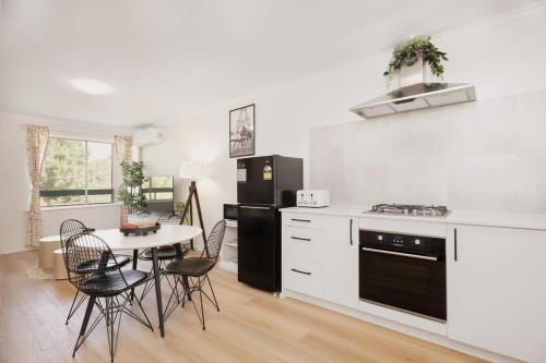 Konyha, Sunny Stay Near Flinders & CBD in Clovelly Park