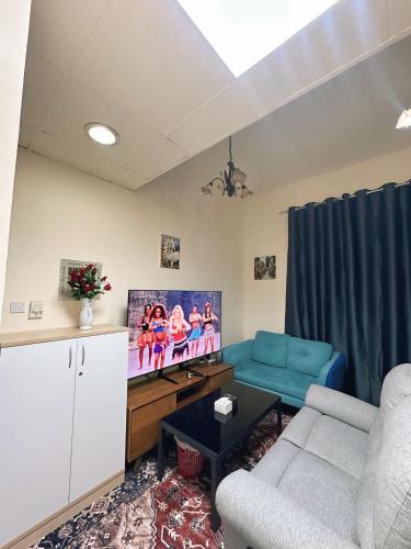 jaettu olohuone/TV alue, The chill Apartment Al rigga Dubai in Deira Dubai