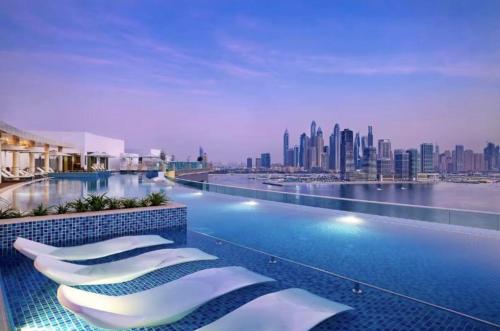 Restay Homes at Seven Palm Hotel & Apartments - Pool and Beach Access included, Dubaj