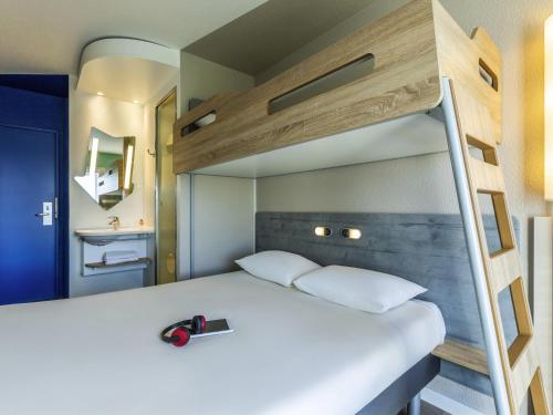 1 queen bed, 1 bunk bed