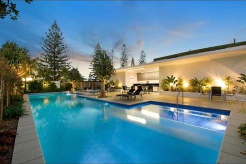 Beachfront Ocean Oasis Escape - image 3