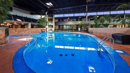 Swimming pool, Radisson Hotel Montreal Airport in Montreal (QC)