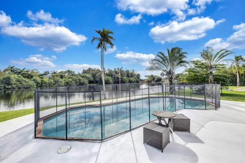 Trendy Waterfront Pool Home Beach Casino Airport