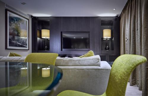1 queen bed, 1 sofa bed