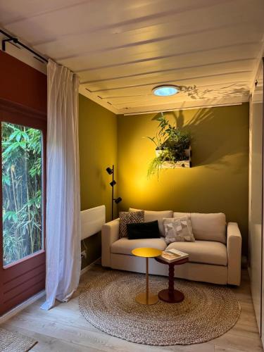  Tiny-House van zeecontainers bij het bos in Oranjewoud