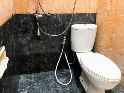 Casa de banho, Homestay Jaya Asri Syariah RedPartner near Alun Alun Jombang in Jombang