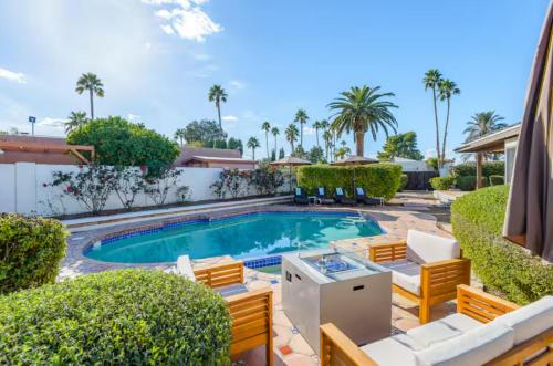 Stylish 3BR Oasis - Private Pool, Billiards and More – khách sạn tại Bắc Phoenix