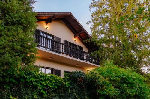 Villa Art Vita - Private Pool, Sauna & River Access in Donji Zvečaj