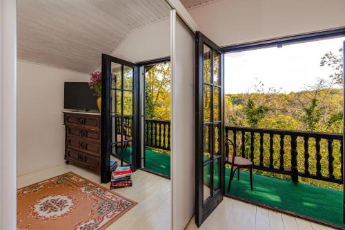 Villa Art Vita - Private Pool, Sauna & River Access in Donji Zvečaj