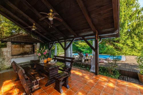 Villa Art Vita - Private Pool, Sauna & River Access in Donji Zvečaj