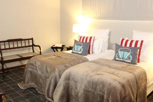 2 twin beds