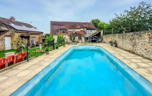 Nice Home In Boissy Le Châtel With Swimming Pool gîte à louer Boissy-le-Châtel