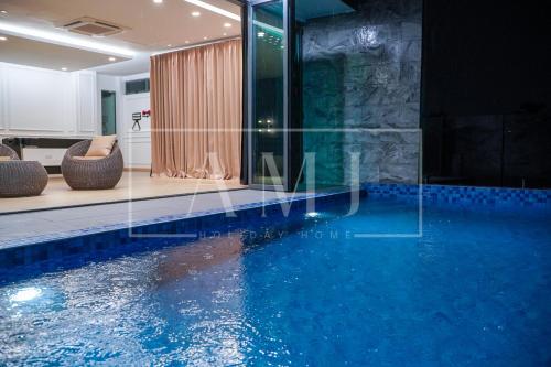 Cyberjaya - Puchong Luxury Private Swimming Pool Villa with BBQ - Corner lot up to 20 Guests, Puchong