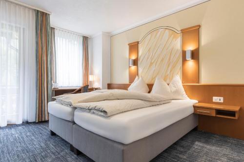 1 queen bed, 1 twin bed
