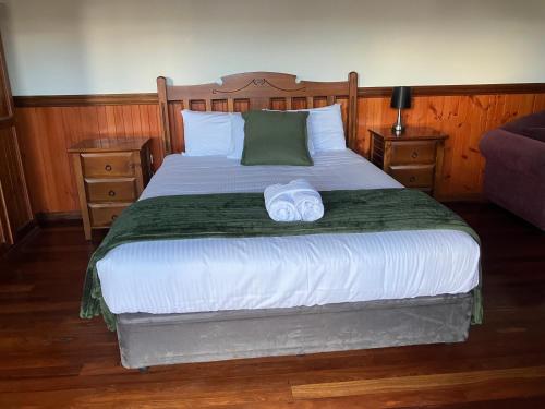 1 queen bed, 1 sofa bed