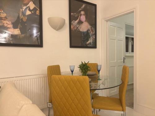 Spacious 2 Bed Apartment in Addlestone - image 11