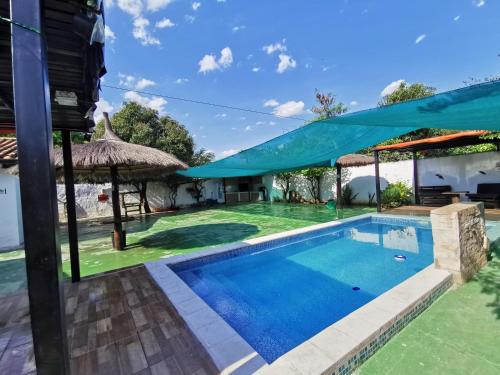 Casa mono ambiente y piscina. in Mariano Roque Alonso