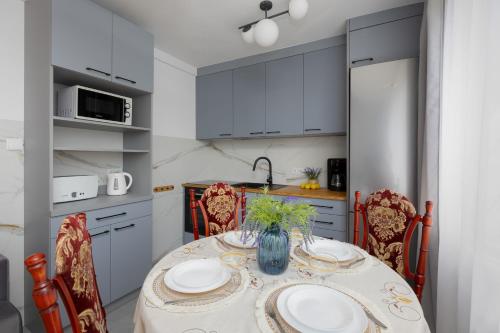 кухня, Spacious Apartment Close to Warsaw for 5 people by Noclegi Renters in Констанцін-Єзьорна