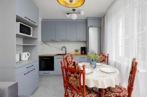 кухня, Spacious Apartment Close to Warsaw for 5 people by Noclegi Renters in Констанцін-Єзьорна